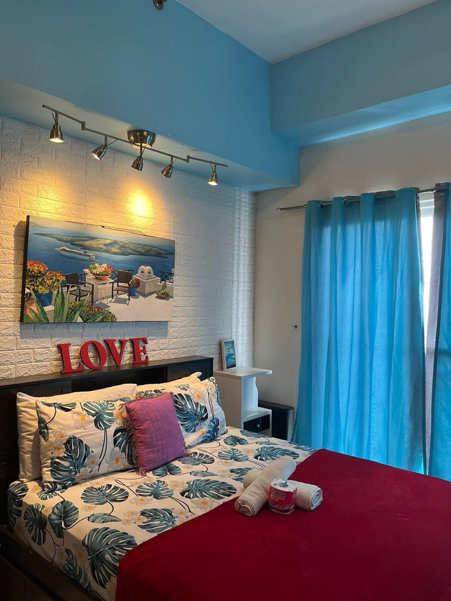 Queen bed with crisp white linen